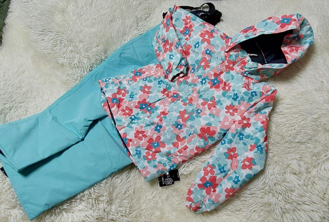 新品未使用のFABLICEのスキーウェア 上下セット 160センチ 女の子