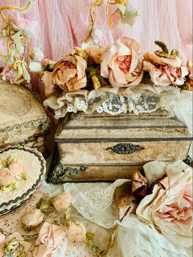 フランスアンティークベージュピンクのベルベットジュエリーボックス※シルクサテン